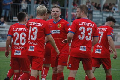 Mit dem 2:0 von Alexander Dartsch (Nr. 13) bogen die Lunzenauer auf die Siegerstraße ein. Für Stabilität sorgte in der Innenverteidigung Neuzugang und Ex-CFC-Profi Robert Zickert (M.).