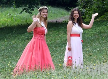 Rosenprinzessin Jolina (Bauer) und ihre Hofdame Ruby (Schramm). So wie es aussieht wird die Hofdame die neue Prinzessin. 