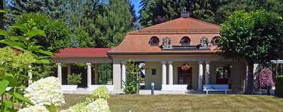 In diesem Haus quillt ein besonderes Wasser. Nicht geeignet zum Kuchenbacken oder zum Bierbrauen, könnte aber helfen beim Heilen. Es ist die Wettinquelle in Bad Brambach. 