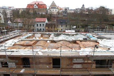 In den Füllungen der alten Gewölbedecken wurde Hausschwamm festgestellt. Das erforderte zusätzlichen Aufwand, da die denkmalgeschützten Gewölbe erhalten werden sollen.