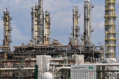 In der Erdölraffinerie PCK im brandenburgischen Schwedt kommt Rohöl aus Russland über die Druschba-Pipeline (Freundschaft) an. Der russische Energiekonzern Rosneft hatte im vergangenen Jahr einen Großteil der Erdölraffinerie PCK übernommen. 