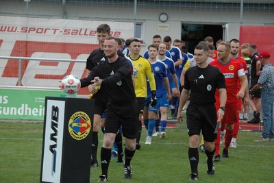 Der Lunzenauer Kapitän Philipp Dartsch (r.) führte sein Team nicht nur zum ersten Sachsenklasse-Spiel der Vereinsgeschichte aufs Feld, sondern erzielte auch das erste Tor.