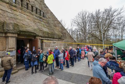 Gewaltige Resonanz: Eine lange Schlange vor dem Eingang zum Glauchauer Bismarckturm.