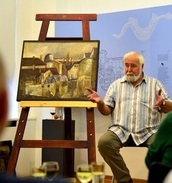 Der Maler und Grafiker Leo Lessig beim Kunstgespräch im Gellert-Museum Hainichen. Als Lehrer für Kunsterziehung hat der heute 80-Jährige mehrere Schülergenerationen geprägt.