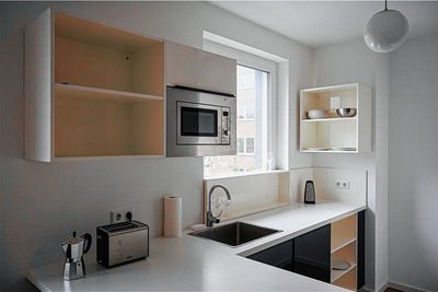 Eine Küche in einem möblierten Wohnraum in einem Berliner Neubau. Die Mieten in der Hauptstadt sind überteuert. In Plauen gäbe es faire Preise, heißt es aus dem Rathaus.