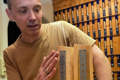 Ronny Tschierske ist künstlerischer Kopf des Projektes und zeigt ein Modell. Die Stele besteht aus drei Meter hohen Halbschalen aus Lindenholz.
