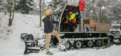 Zu Peter Groß, der den Pistenbully schon angeworfen hat, gesellt sich bei dieser Tour Reporter Jürgen Werner. 