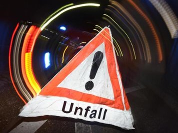 Ein Audi-Fahrer ist am Samstag an der Pausaer Straße in Plauen im Gleisbett der Straßenbahn gelandet.