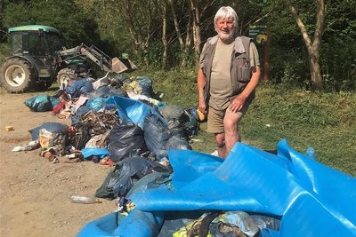Am vergangenen Freitag hatte der Touristik-Unternehmer Dieter Käppel auf dem Parkplatz an seinen Teichen diese Müllberge vorgefunden. 
