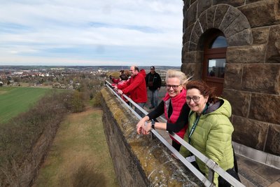 Maria Warmuth und Annett Peukert vom Bürgerverein auf dem Aussichtsbalkon nach 197 Stufen.