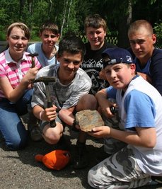 
              <p class="artikelinhalt">Klopfen die Geschichte der Region ab: Stefanie, Florian, Gary, Marcel (hinten von links), Paul und Silvio (vorn von links). </p>
            