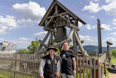 Gerd Schlesinger (links) und Jörg Eller sind die "Väter" der Friedensglocke auf dem Fichtelberg. Nun wurde sie offenbar durch Steinwürfe so schwer beschädigt, dass sie möglicherweise bald völlig unbrauchbar wird. 
