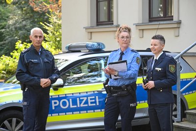 Vor Ort ist Anne-Kathrin Taeger (Mitte) oft allein unterwegs. Auf die Unterstützung von Streifendienstleiter Rajko Seifert und Revierleiterin Maika Nitzsche kann sie aber immer zurückgreifen.