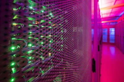 Serverschränke in einem Rechenzentrum. Künstliche Intelligenz bietet unglaubliche Chancen, ist aber auch mit Risiken verbunden.