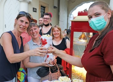 Daniela Panuschka (l.) holt sich gemeinsam mit ihrem Team bei Kinopolis-Mitarbeiterin Melanie Hanus (r.) Popcorn ab.