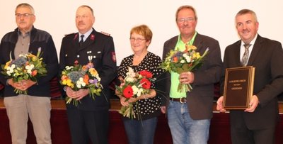 Die Preisträger Joachim Klose, Dietmar Büttner, Sylvia Schließke und Rainer Weigand mit Bürgermeister Steffen Schneider (v.l.). 