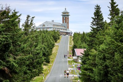 Die Natur im Erzgebirge kann man gratis genießen – wie auf dem Fichtelberg.