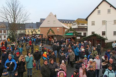 Buntes Adventstreiben auf dem Saydaer Plan, alljährlich Schauplatz des örtlichen Weihnachtsmarktes. 