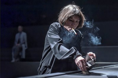 Katja (Johanna Franke) ist verzweifelt, denn sie wird nicht gehört. 