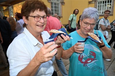 Gundula Gerstmann (l.) und Sylvia Schmidt ließen sich vor dem Konzert im Augustusburger Kirchpark die Waffeln schmecken und lobten die passende Form mit dem Notenschlüssel. Ihr Fazit: sehr lecker, nicht zu süß und schön fruchtig.