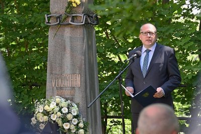 Oberbürgermeister Sven Schulze und weitere Redner gedachten am Donnerstag der Opfer des Arbeiteraufstandes von 1953. 
