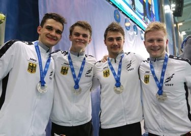 Die deutsche Silberstaffel über 100 Meter Flossenschwimmen: von links Robert Golenia vom TC Nemo Plauen, Justus Mörstedt, Max Poschart und Sidney Zeuner, alle vom SC DHfK Leipzig. Auch Sidney Zeuner ist Plauener, der beim TC Nemo seine Karriere begann. 