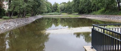 Der müffelnde Schlamm aus dem Langen Teich ist verschwunden, dafür aber steigen die Rechnungen immer weiter. 