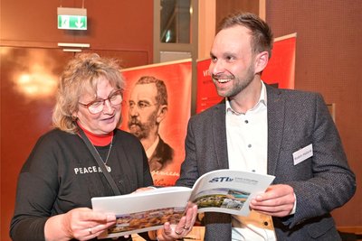 „Wir möchten auffüllen, was der normale Markt nicht hergibt“, sagt Kulturchef Robin Halank, im Bild mit der Stollbergerin Heike Opitz.