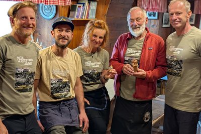 Zwei Chemnitzer bringen Geschenke mit: Michael Stötzer, Jonas Gruber (neuer Hüttenwirt), Anna und Roland Gruber (alte Hüttenwirte) und Knut Kunze.