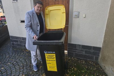 Nach dreimonatiger Wartezeit: Kurz vor dem Pressetermin in Lauenhain wurde die Gelbe Tonne geliefert. Da kam sogar Reporter Jochen Walther ins Staunen.