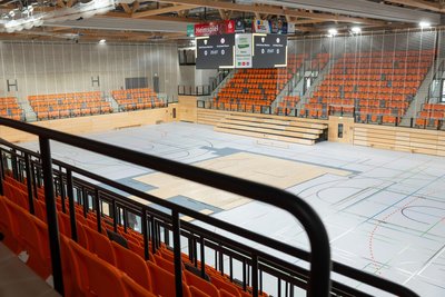 Ein Blick in das neue Sportforum. Auf dem Boden sind verschiedene Spielfelder markiert. Mobile Tribünen sind ausziehbar.
