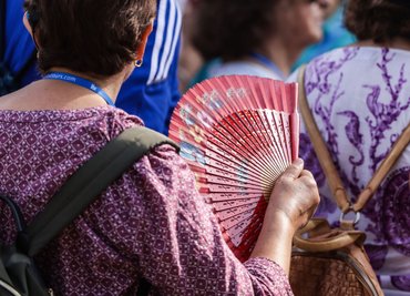 Hitzetage werden mit dem Klimawandel wahrscheinlicher - und sind gerade für Ältere und Vorerkrankte oft auch eine Bedrohung. 