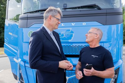 Lkw-Fahrerinnen und Lkw-Fahrer sollen laut Minister Schnieder (links) profitieren. 