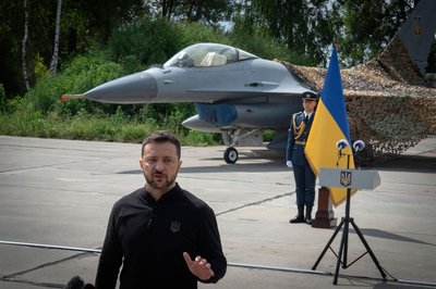 Die Ukraine hat zwar aus den USA F-16-Bomber - wie auf dem Bild zu sehen - erhalten, nutzt aber weiterhin auch sowjetische Kampfbomber wie die Su-24 zur Abwehr russischer Attacken. (Symbolbild/Archiv)
