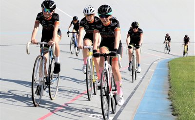 Die Freude war groß bei Aime-Lina Loos, Jessica Janice Kraft und Nora Nachtigall vom RSV Chemnitz (vorn, von links), dass es bei den Rennen um den Pokal des Chemnitzer Oberbürgermeisters auf der Radrennbahn im Sportforum Chemnitz endlich wieder rund ging. 