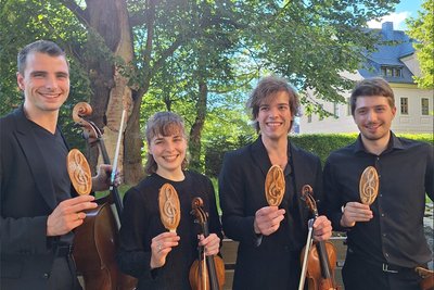 Auch die Musiker genießen nach ihrem Auftritt in Augustusburg die Waffelkomposition, wie hier das Streichensemble nach dem Kurzkonzert „Dvořák in Amerika“.