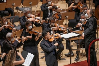 In Norditalien begegnet man der Pandemie weiter mit Respekt: Die Mitglieder der Filarmonica della Scala aus Mailand unter Chefdirigent Riccardo Chailly spielten, sofern nicht zu den Bläsern gehörig, bei den Dresdner Musikfestspielen im Kulturpalast mit Maske. Links neben Chailly Geiger Ray Chen, der einen brillanten Mendelssohn ablieferte. 