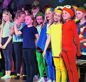 Die Hortkinder haben im "Goldenen Löwen" eine bunte Welt auf die Bühne gebracht. 