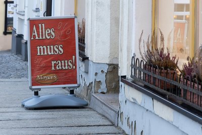 Der Ausverkauf läuft. Mit Schildern wie diesem wird dafür geworben.