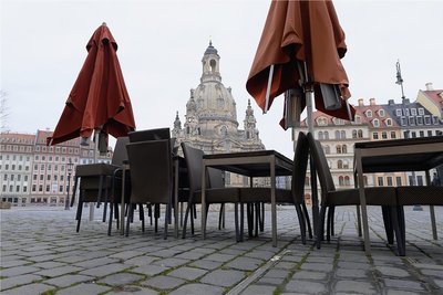 Leere Tische und Stühle auf dem Neumarkt in Dresden: Die Gastronomie hat der Lockdown besonders getroffen. 