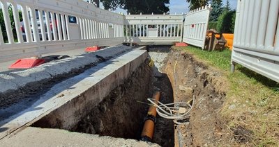 Der Versorger Eins baut das Erdgasnetz im Ort aus. Der erste Teil zwischen Ortseingang und Einmündung Dorfstraße ist fast fertig.