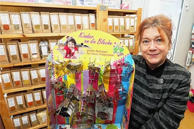 Martina Stier führt in ihrer Gewürzhandlung in der Fabrikstraße 10 auch das Zubehör, wie Ausstechformen, für die Weihnachtsbäckerei.