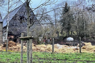 Der Anbau, in dem Stroh gelagert war, konnte nicht mehr gerettet werden. 