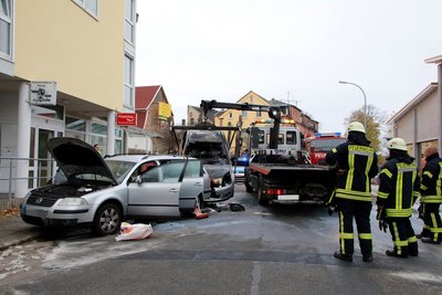 Bei eienm unfall am Mittwoch in Limbach-Oberfrohna musste ein ausgebranntes Auto abgeschleppt werden.