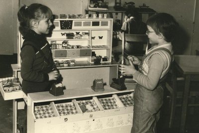 Blick in die Vergangenheit: Spielen mit dem Kaufmannsladen in den 1970er-Jahren.