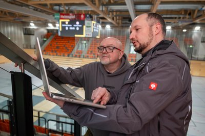 Der neue Videowürfel ist montiert. Stefan Lehmann von Inszenium und Ralf Übensee von LED Licht + Werbung waren dazu in den Winterferien im Einsatz.