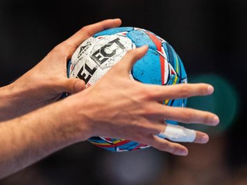            Ein Ball in der Hand eines Spielers.