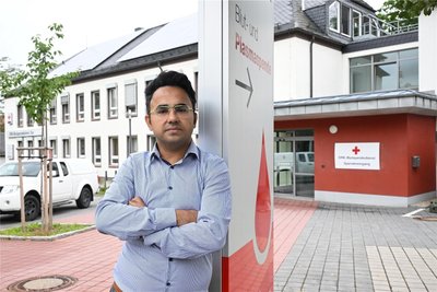 Amin Noura vor dem DRK-Blutspendezentrum am Zeisigwald. Dort wurde ihm mit Verweis auf seine Herkunft aus dem Iran die Blutspende untersagt, berichtet er.