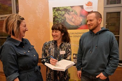 Kamen bei der Infoveranstaltung der Stadt ins Gespräch: Stefanie Ebert (l.), Innenstadtmanagerin Evelin Görner und Danny Schlötke.