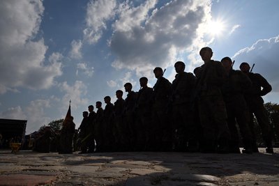Die Bundeswehr braucht wieder mehr Soldaten, um die Sicherheit des Landes verteidigen zu können. Dazu wird über die Wiedereinführung der Wehrpflicht diskutiert.